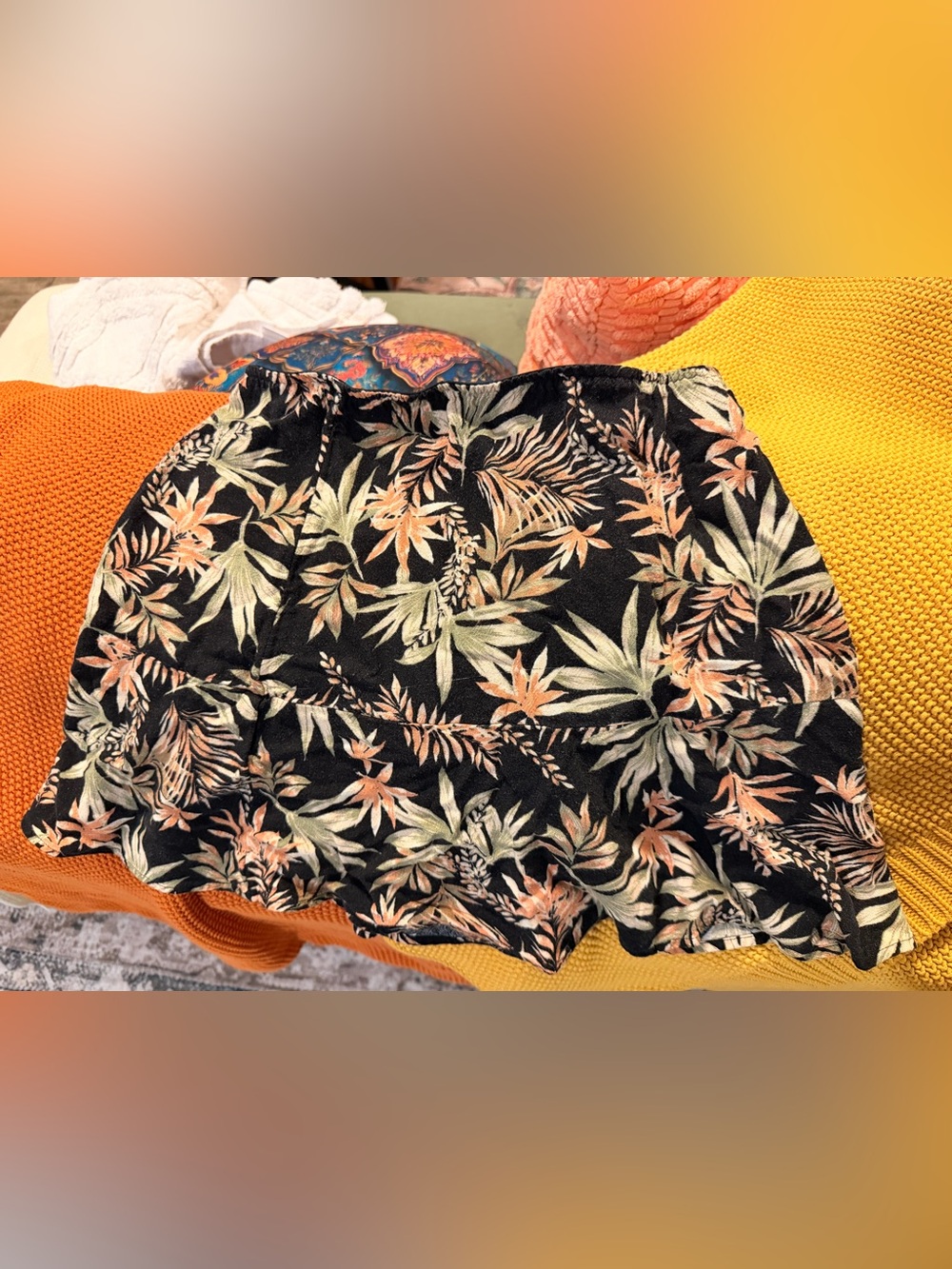 American Eagle - Tropical Print Women's Black Elastic Waist Shorts in Small